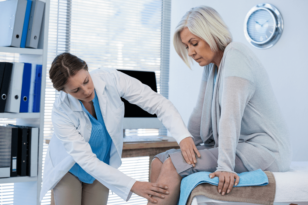 A patient with arthrosis who needs therapy is examined by a doctor