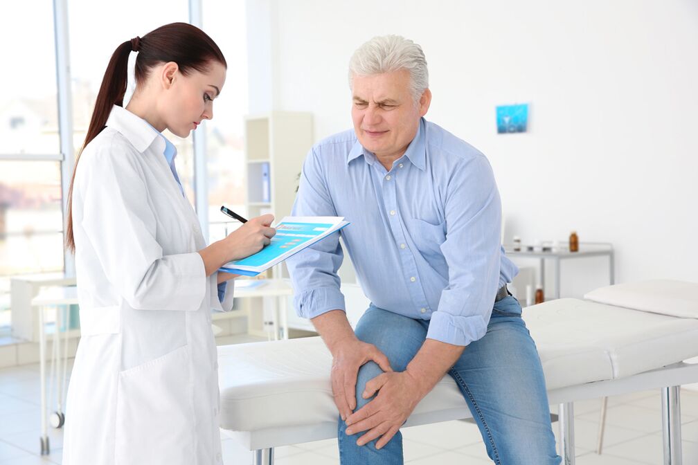 The doctor prescribes a course of treatment for a patient with arthrosis of the knee joint